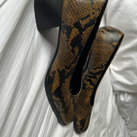 Bandolino size 9 1/2 women’s snake skin block heel. - Picture 4 of 4